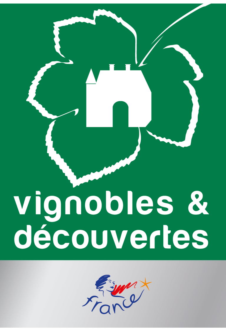 label vignoble & découverte Logo "vignobles & découvertes" avec une feuille verte et une maison blanche.